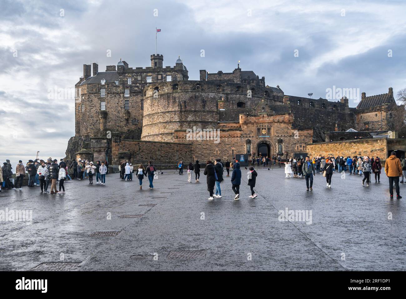 Touristen am Eingang zum Edinburgh Castle, dem berühmtesten Wahrzeichen der Stadt. Edinburgh, Schottland, Januar 2023. Stockfoto
