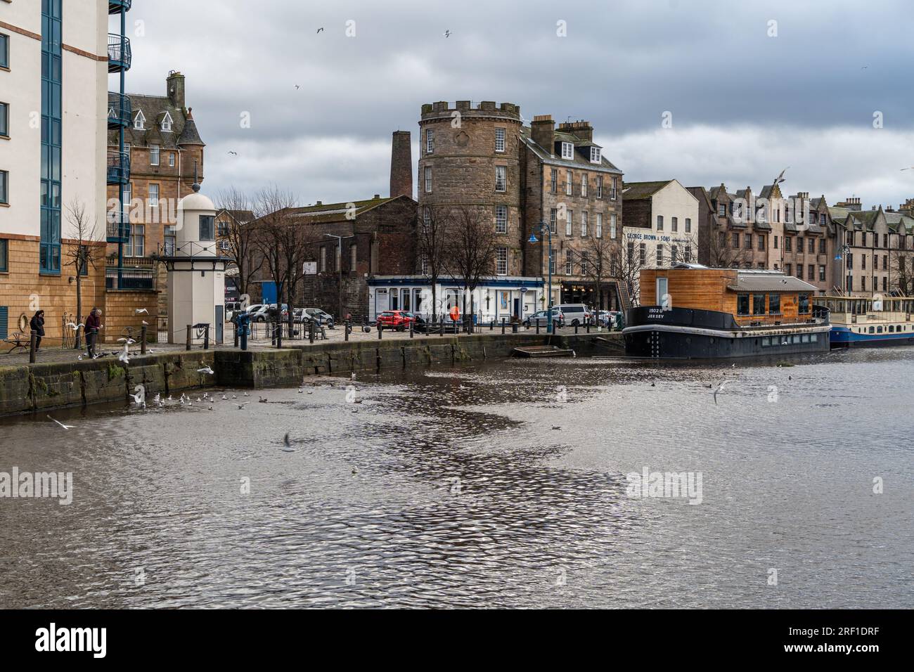 Blick auf das Stadtviertel Leith, das Hafenviertel von Edinburgh, voller typischer Pubs und Restaurants Stockfoto