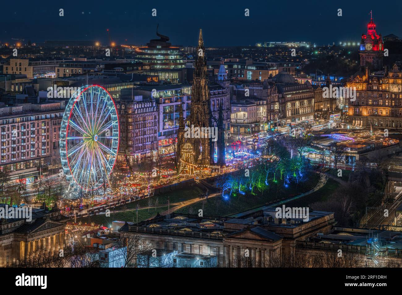 Malerische nächtliche Stadtlandschaft der Edinburgh Princess Street Gardens während der Weihnachtszeit Stockfoto