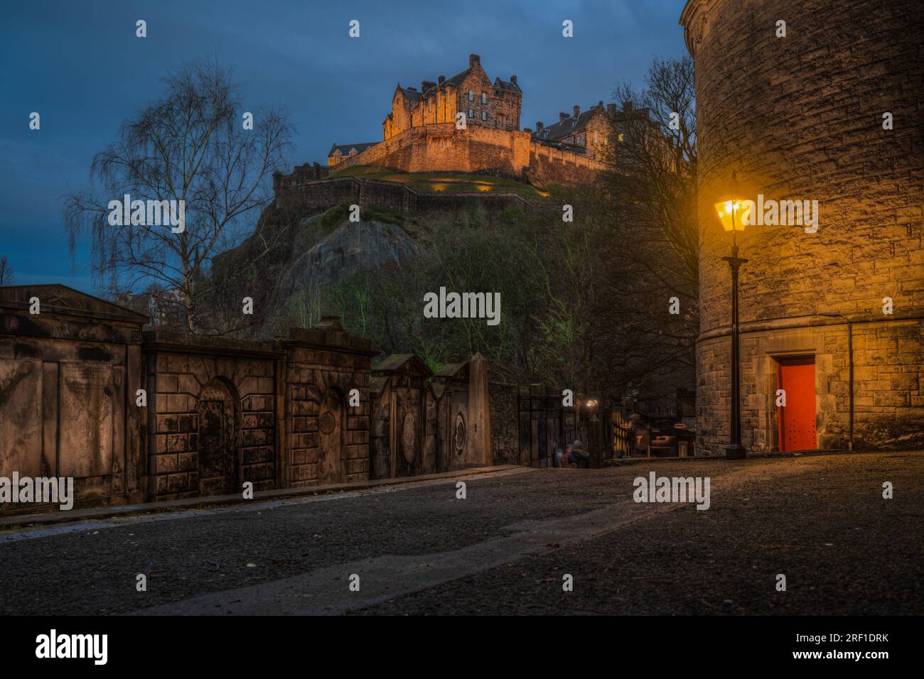Malerischer Nachtsicht auf Edinburgh Castle von den Princess Street Gardens in Schottland Stockfoto
