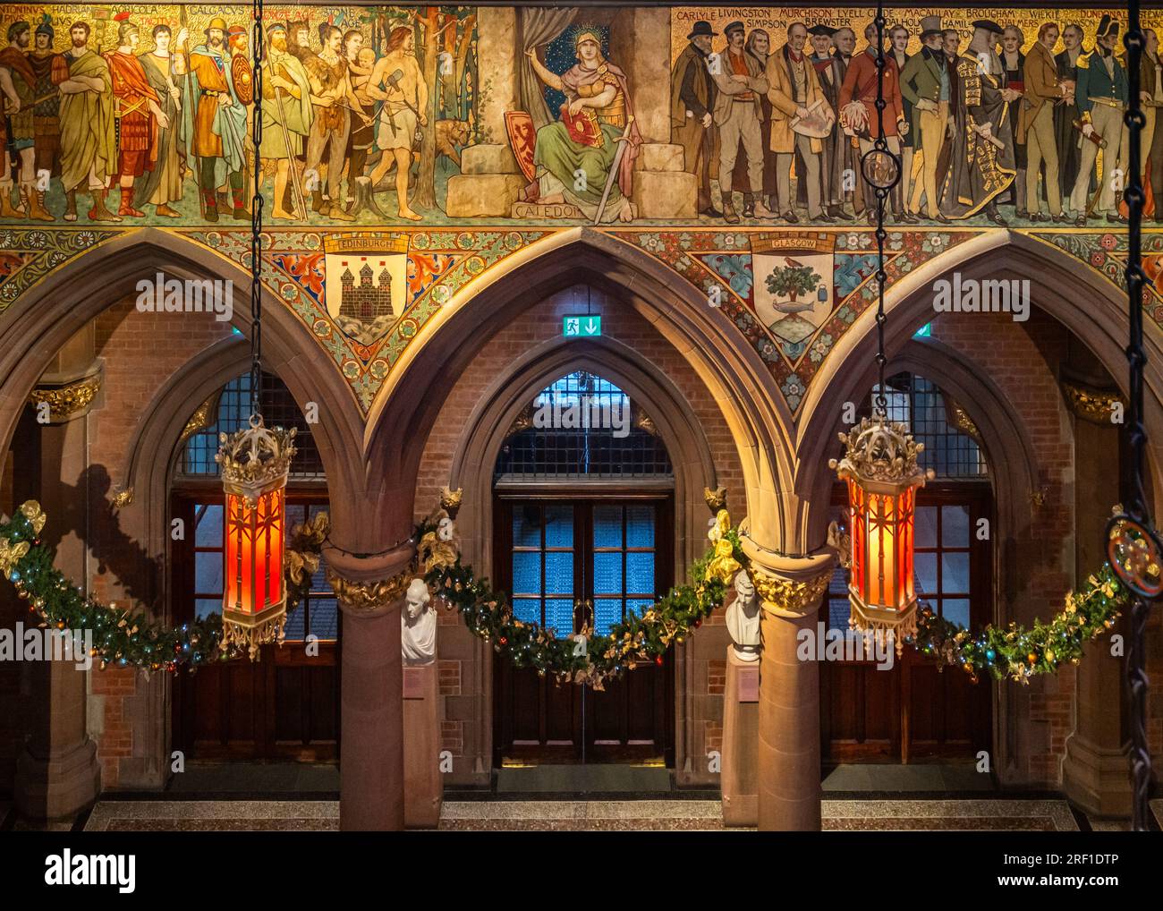 Edinburgh, Schottland, Januar 2023. Die große Halle der Schottischen National Portrait Gallery mit ihren wunderschönen Dekorationen Stockfoto