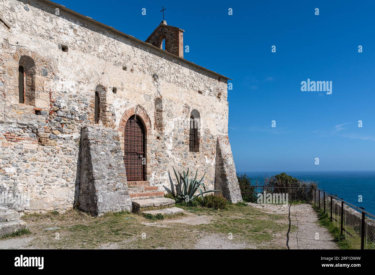 Kleine mittelalterliche Kirche San Lorenzo in Varigotti auf dem Wanderweg von Sentiero del Pellegrino, Region Ligurien, Italien Stockfoto