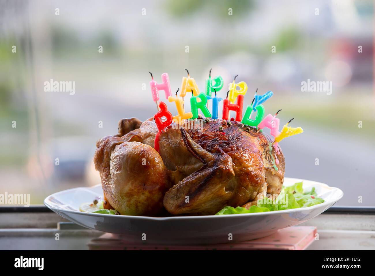 festliches-huhn-mit-etwa-kerzen-in-form-von-briefen-zum-geburtstag-2rf1e12.jpg