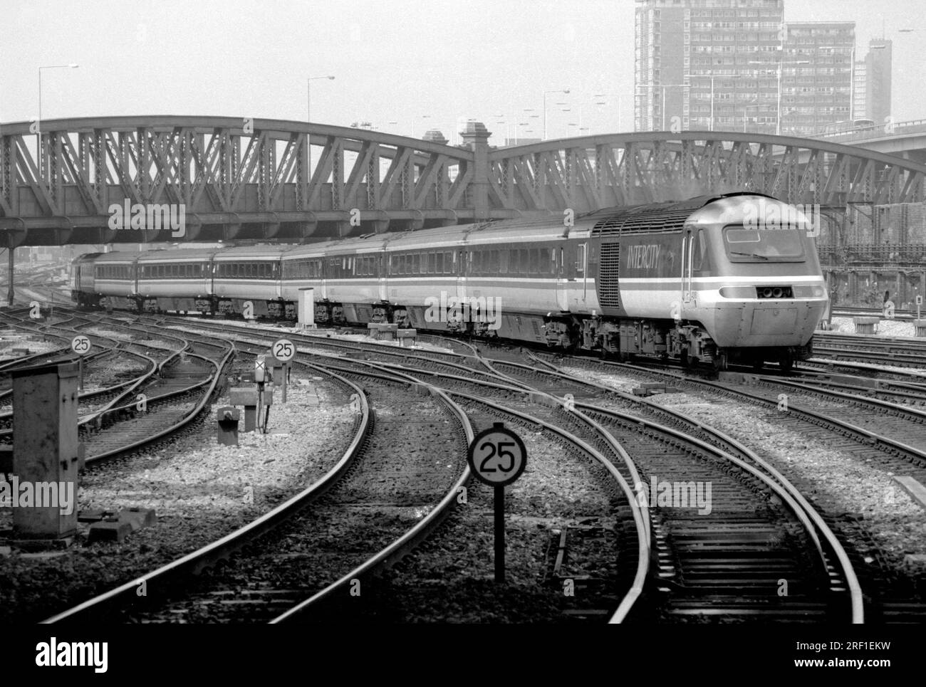 Am 27. Juli 1991 endet die Fahrt mit einem Intercity HST, bestehend aus den Triebwagen Nr. 43161 und 43006, in London Paddington. Stockfoto