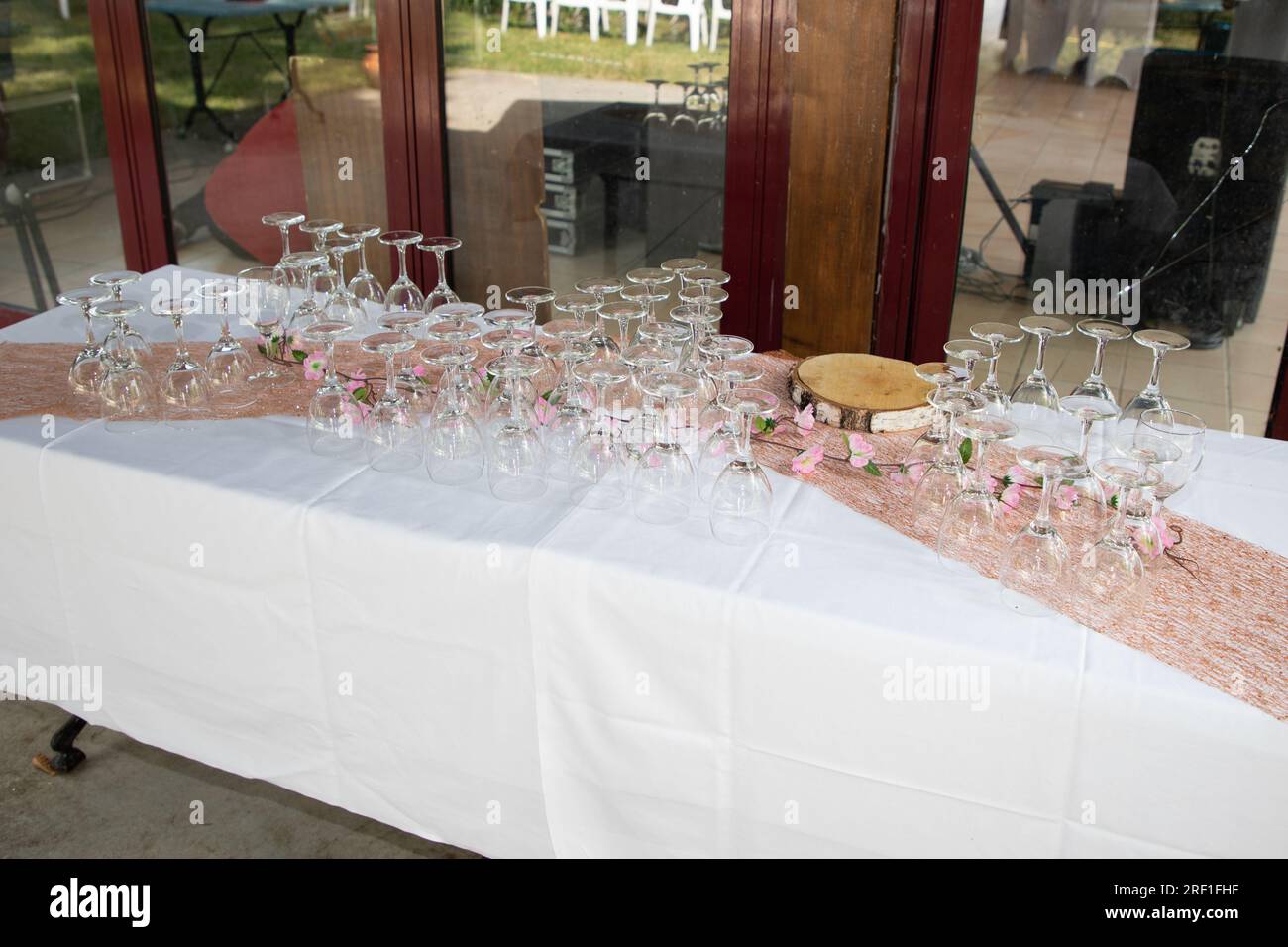 Hochzeitstisch mit Cocktailtisch und leeren Gläsern mit Stiel für die Hochzeitsfeier Stockfoto