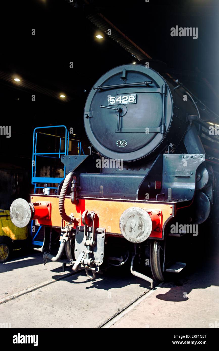 LMS Black Five No. 5428 wird von Motive Power Depot, Grosmont, North Yorkshire, Moors Railway, England, verfolgt Stockfoto