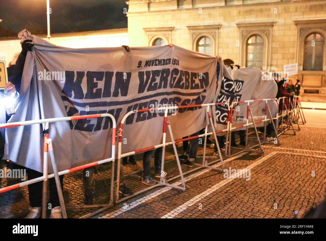 München, Deutschland. 07. November 2016. Neonazis und Rechtsextremisten der Pegida ( Patriotische Europäer gegen die Islamisierung des Okzident ) München versammelte sich am 7. November 2017 vor der Feldherrnhalle in München. Neonazis der III Weg nahm das Datum in der Nähe der Reichspopromnacht als Anlass und zündete sogenannte Sparkler an. (Foto: Alexander Pohl/Sipa USA) Guthaben: SIPA USA/Alamy Live News Stockfoto