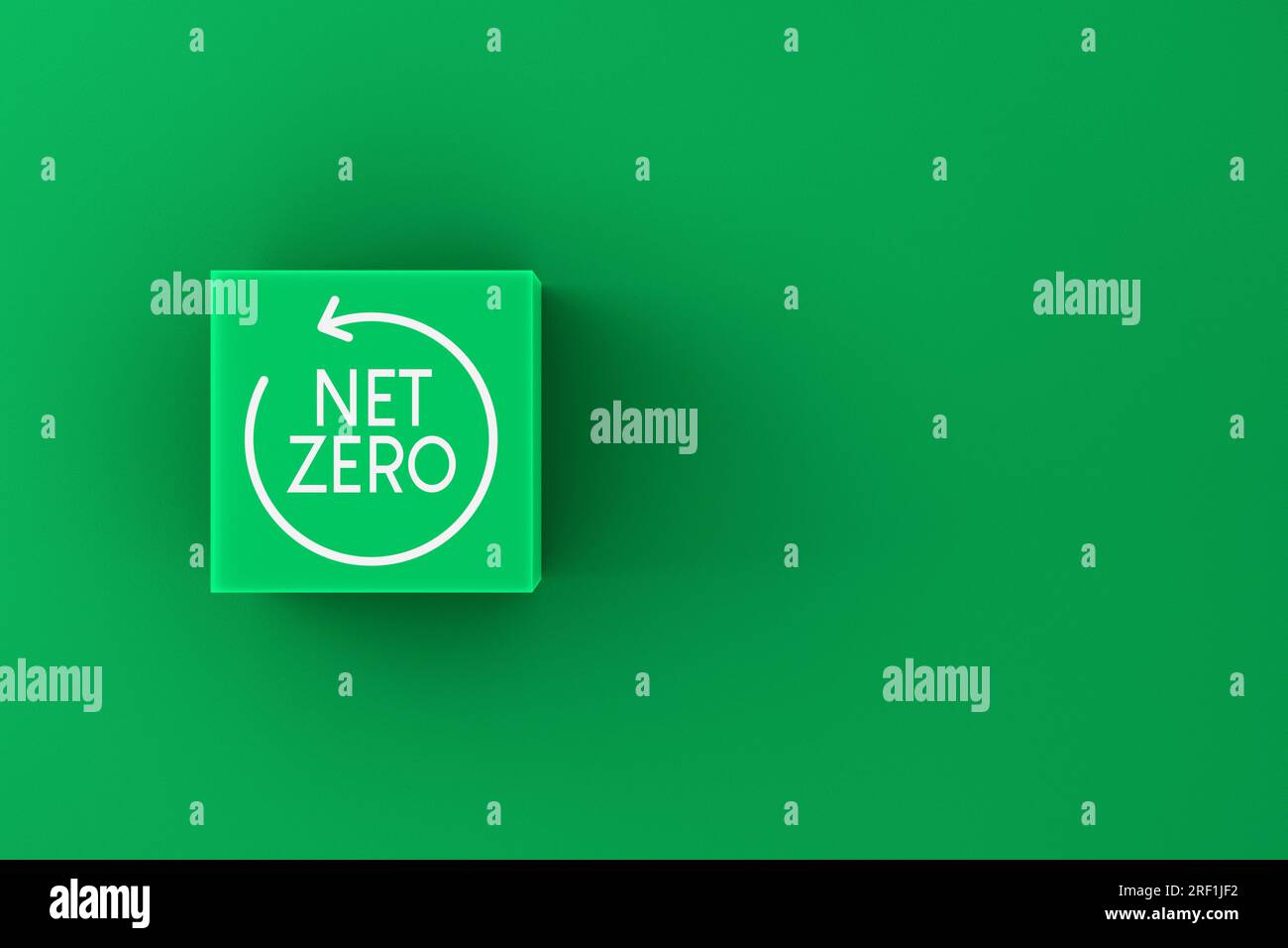 Netto-Null- und CO2-neutrales Konzept. Nettoziel für keine Treibhausgasemissionen. Netznullsymbol auf grüner Taste auf grünem Hintergrund. Stockfoto