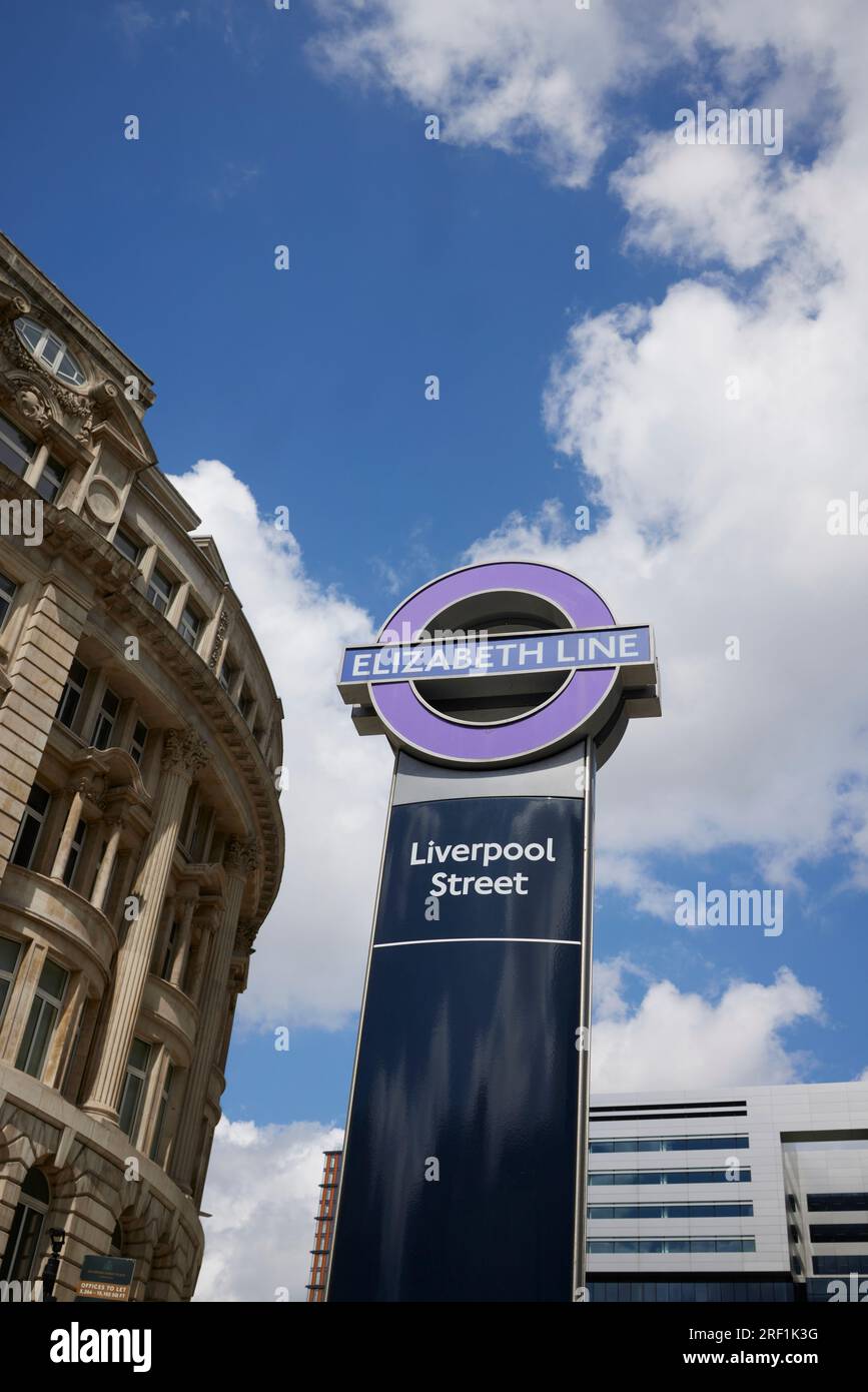 London, Vereinigtes Königreich, Mai 16. 2022: Liverpool Street Elizabeth Line Station. Das U-Bahn-Schild für den Haupteingang zur Liverpool Street Station Stockfoto