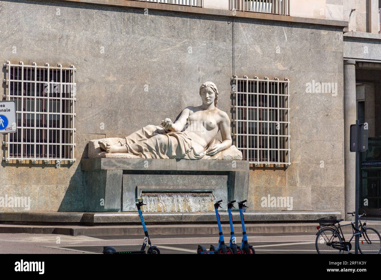 Turin, Italien - 28. März 2022: Piazza CLN ist ein kleiner Platz im historischen Zentrum von Turin, gleich hinter den beiden Zwillingskirchen auf der Piazza San C. Stockfoto