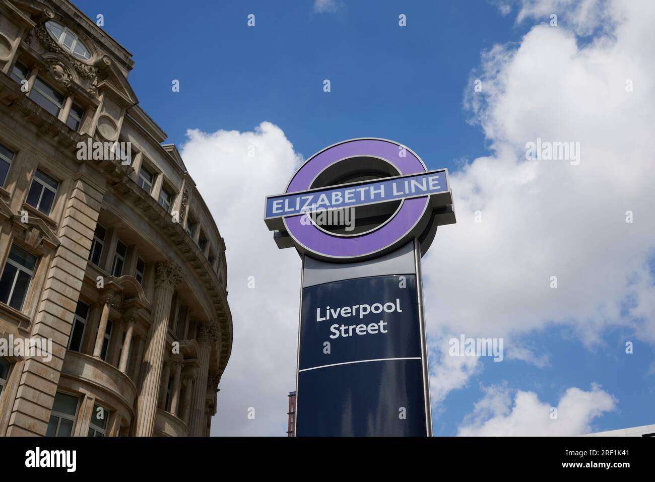 London, Vereinigtes Königreich, Mai 16. 2022: Liverpool Street Elizabeth Line Station. Das U-Bahn-Schild für den Haupteingang zur Liverpool Street Station Stockfoto