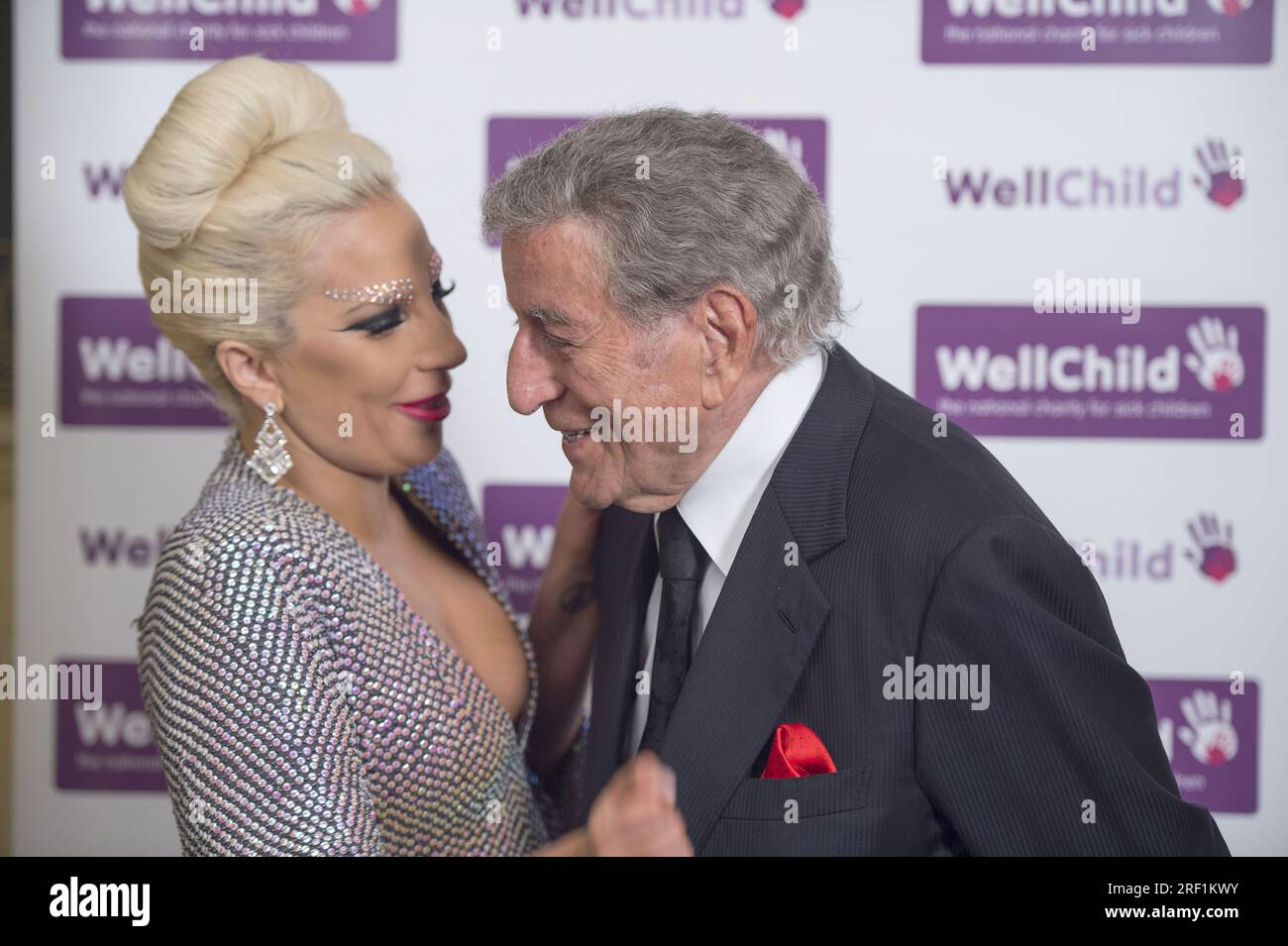 Ablage Foto vom 0. Oktober 06/2015 von Lady Gaga mit Tony Bennett, bevor sie bei einem Well Child Charity-Konzert in der Royal Albert Hall, London aufgetreten ist. Die US-Sängerin und Schauspielerin, 37, brach ihr Schweigen nach dem Tod ihres Freundes und langjährigen Mitarbeiters Tony Bennett, der am 21. Juli in seiner Heimatstadt New York im Alter von 96 Jahren starb. Gaga hat einen emotionalen Beitrag auf Instagram veröffentlicht und geschrieben: Ich werde meinen Freund für immer vermissen. Ich werde es vermissen, mit ihm zu singen, mit ihm aufzunehmen, mit ihm zu reden, zusammen auf der Bühne zu sein. Ausgabedatum: Montag, 31. Juli 2023. Stockfoto