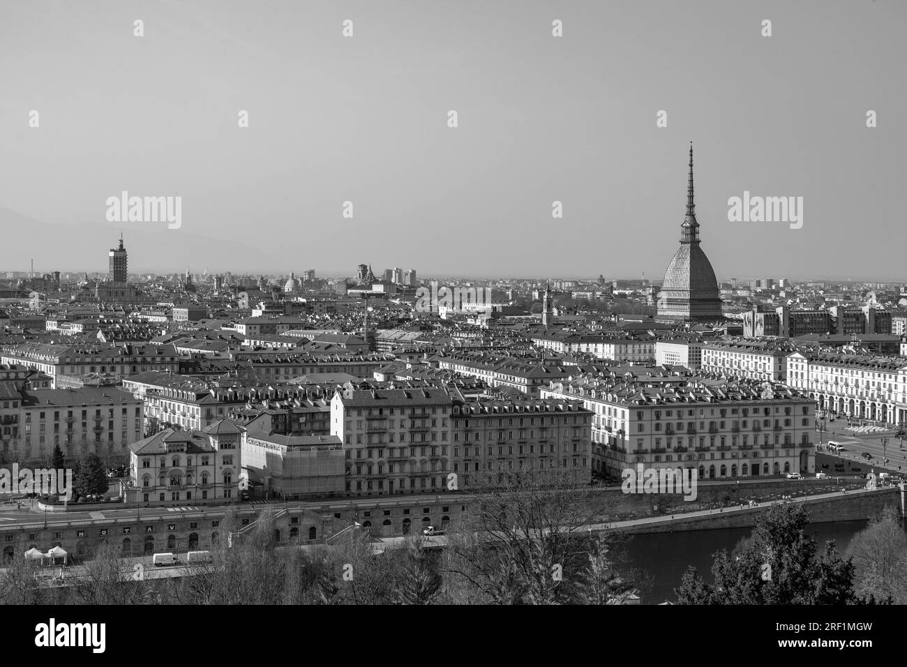 Turin, Italien - 28. März 2022: Die italienische Stadt Turin, die Hauptstadt der Region Piemont, aus der Vogelperspektive. Stockfoto