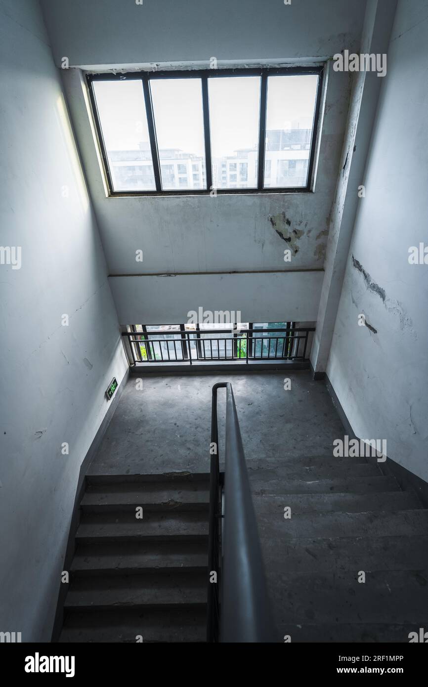 Das sonnige Innere des Appartementgebäudes. Stockfoto