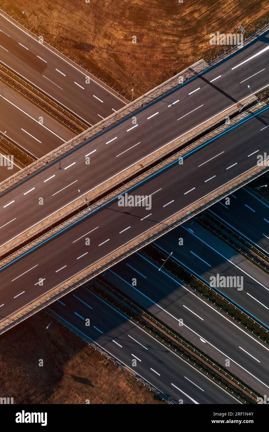 Luftaufnahme einer leeren Autobahnüberführung mit mehrspuriger Asphaltstraße von der Drohne pov, direkt darüber Stockfoto