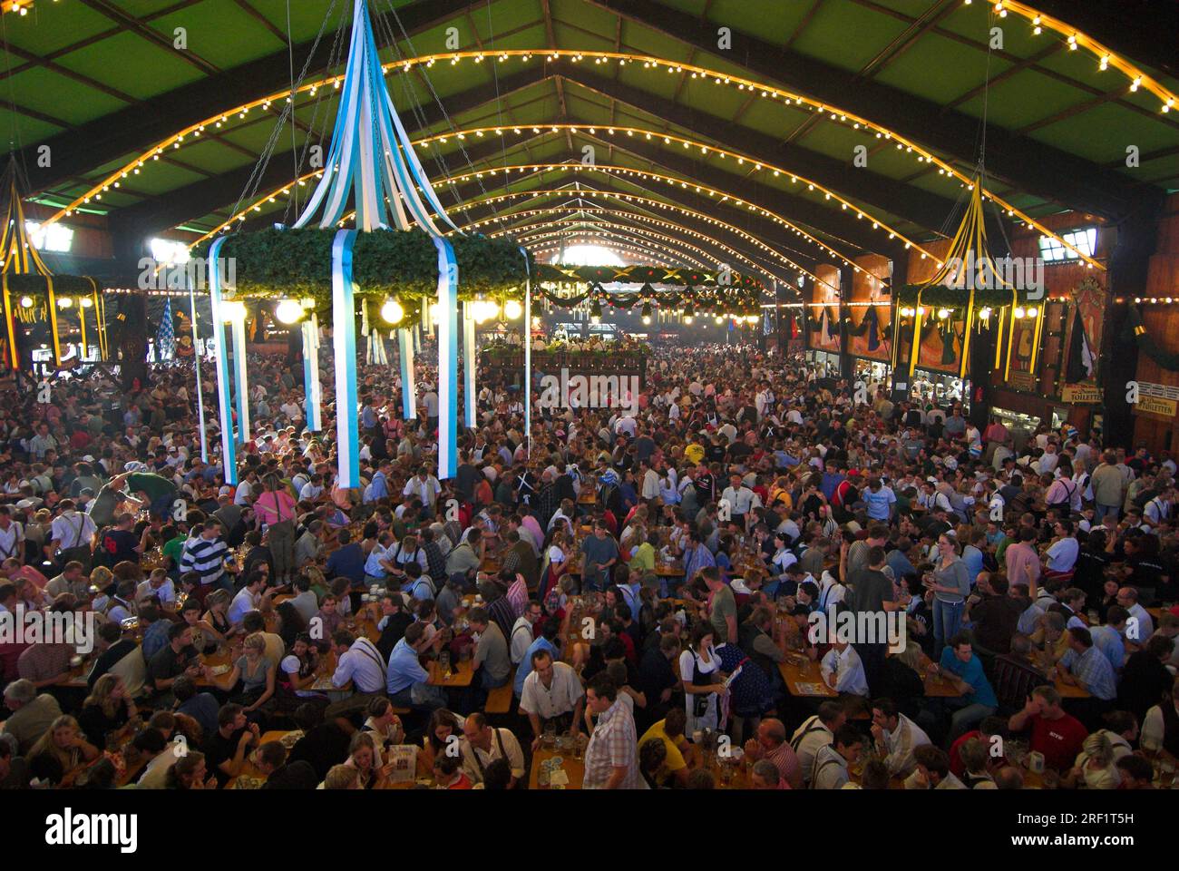 Menschen in Bierzelt, Oktoberfest, Theresienwiese, München, Bayern, Wiesn, Deutschland Stockfoto