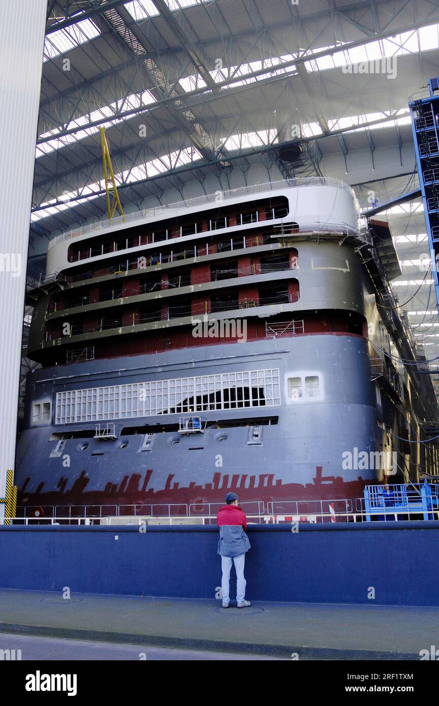 Schiff auf der Meyer-Werft, Papenburg, Ostfriesien, Niedersachsen, Deutschland Stockfoto