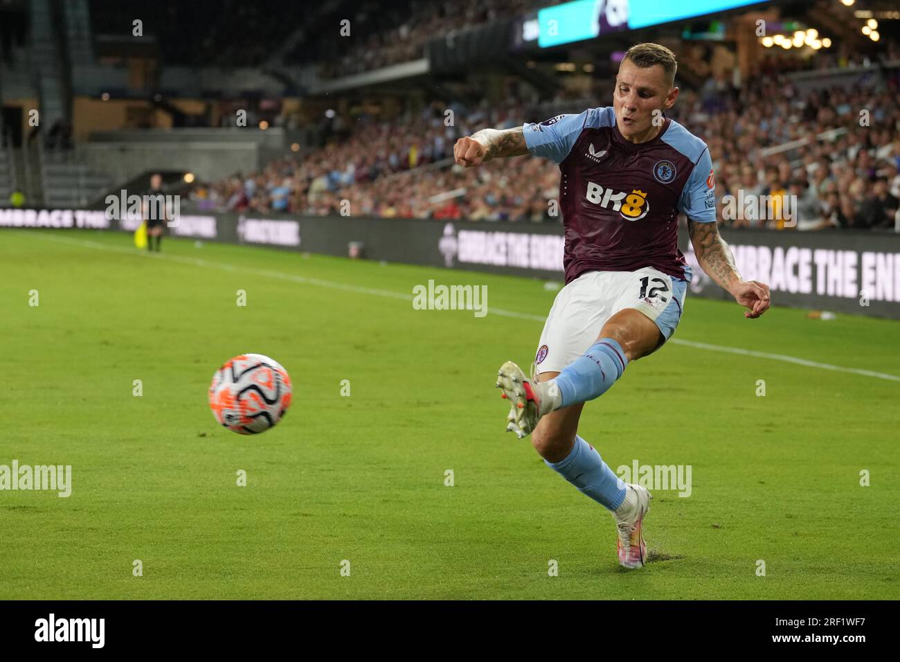 26. Juli 2023: Aston Villa Verteidiger Lucas Digne (12) schickt während des Fußball-/Fußballspiels der Premier League Summer Series zwischen Aston Villa und dem FC Fulham, Exploria Stadium, Orlando, Florida, USA, in der ersten Hälfte einen Ball rüber. (Fotograf: Peter Joneleit/CSM Images) Stockfoto