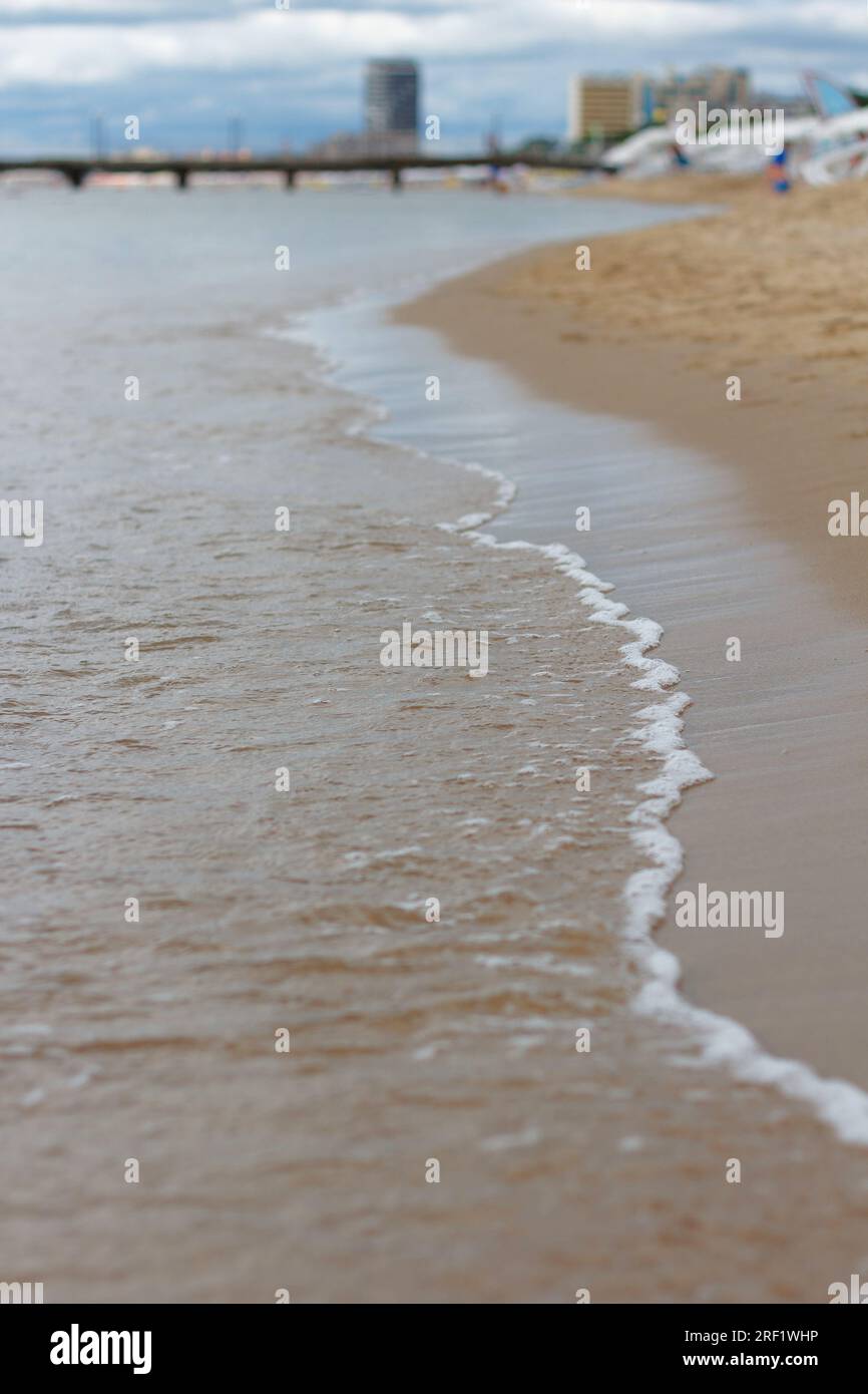 Schwarzmeer, Strand und Küste auf Brücken und Städten im Hintergrund Stockfoto