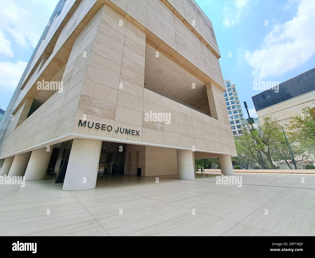 Mexiko-Stadt, Mexiko - 19. Juli 2023: Das Jumex Museum ist die Hauptaktionsplattform des Fundacion Jumex Arte Contemporaneo, das sich der zeitgenössischen Kunst widmet Stockfoto