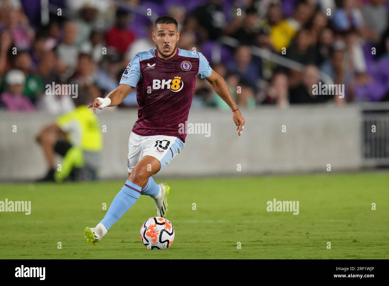 26. Juli 2023: Aston Villa Mittelfeldspieler EMI BuendÃ-A (10) versucht, beim Fußball-/Fußballspiel der Premier League Summer Series zwischen Aston Villa und dem FC Fulham, Exploria Stadium, Orlando, Florida, USA, das Outlet zu passieren, während er in der ersten Hälfte mit dem Ball dribbelt. (Fotograf: Peter Joneleit/CSM Images) Stockfoto