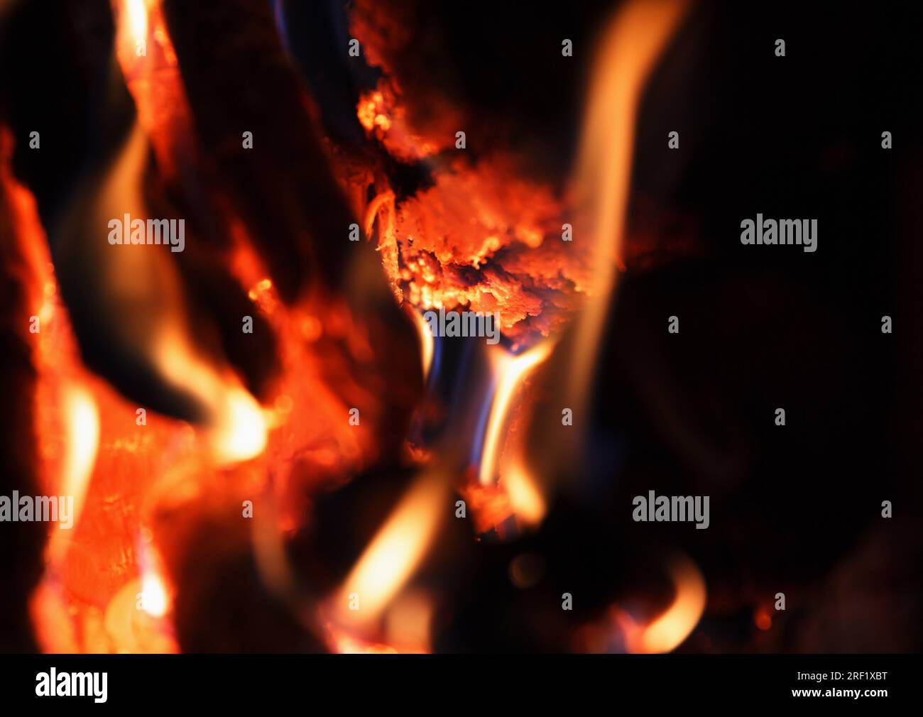 Helles Feuer mit hoher Temperatur aus natürlichem Brennholz brennt im Kamin und heizt das Haus im Winter, Beauty Hintergrund Stockfoto