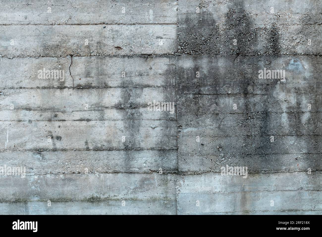 Raue Betonwandoberfläche als Grundierhintergrund, abgenutzte Industriefassade Stockfoto