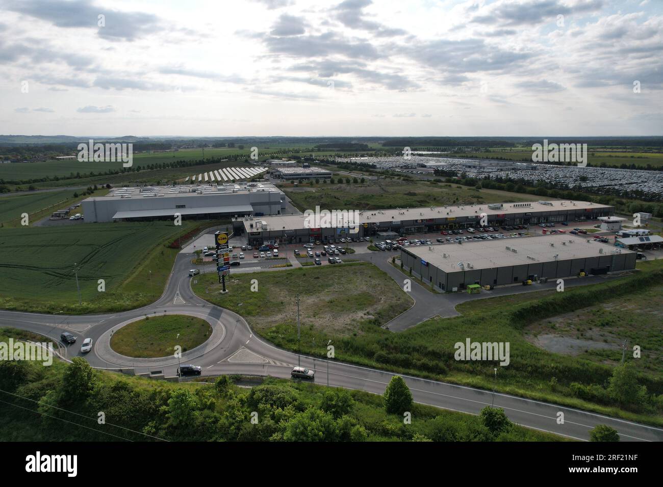 Panoramablick auf die Landschaft der Automobilhersteller TPCA Industrial Zone-(Toyota Peugeot Citroën Automobile) in Ovcary, große Automobilfabrik Stockfoto