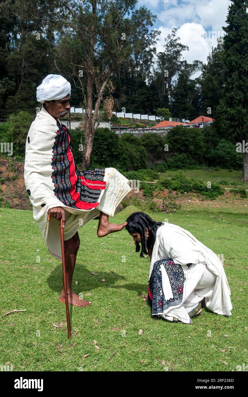 Toda Way of salutation Seessing, Nilgiris, Ooty Udhagamandalam, Tamil Nadu, Südindien, Indien, Asien. Ältere werden mit großem Respekt behandelt, und Stockfoto