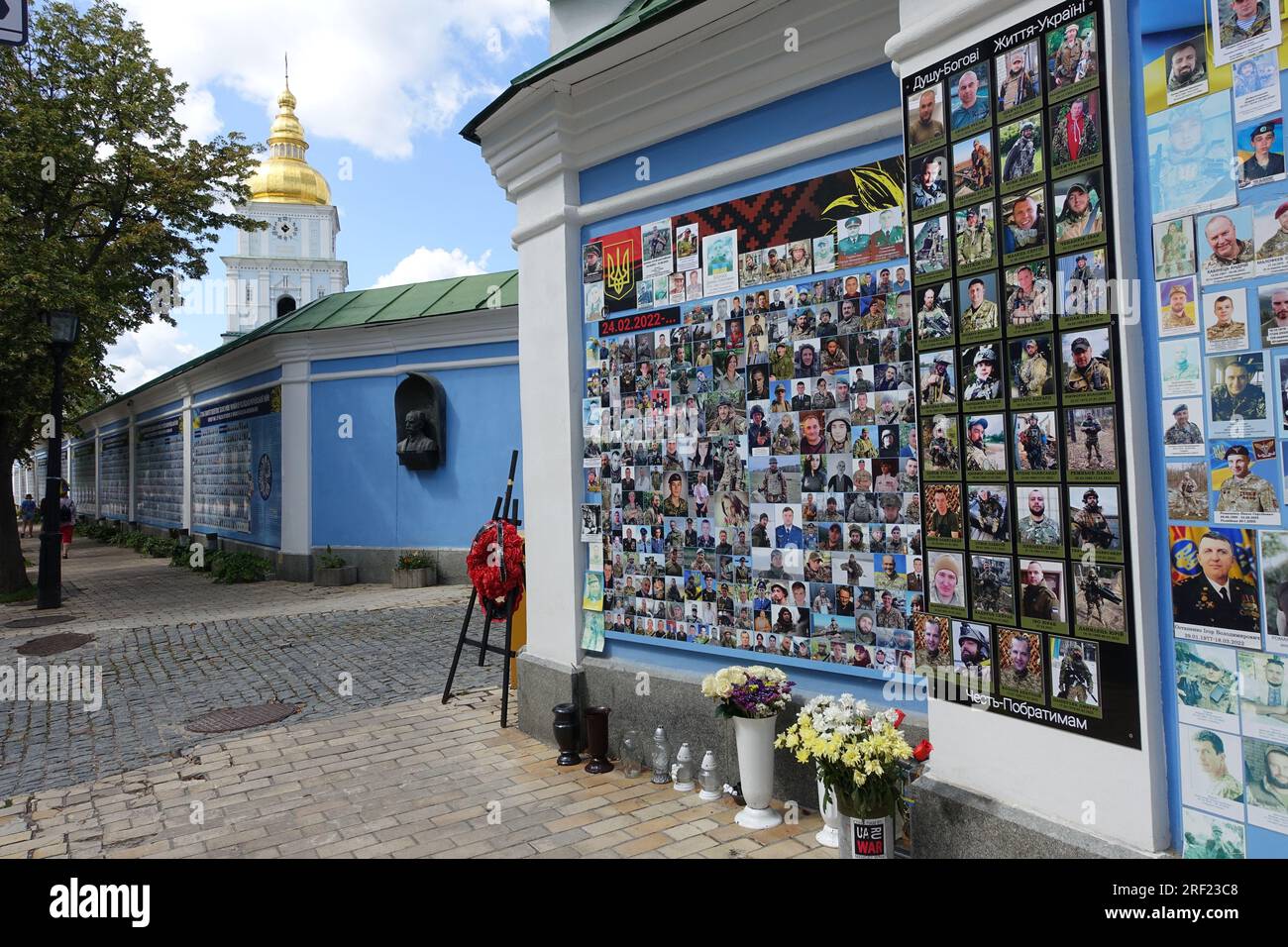 An der Mauer von St. Michaels Kloster, Kiew, die Gesichter ukrainischer Soldaten, die im Krieg gegen Russland getötet wurden Stockfoto