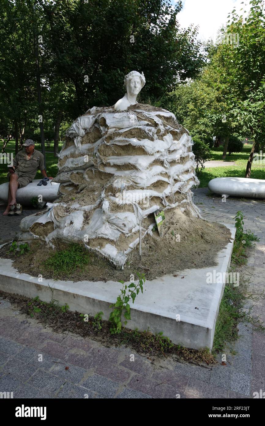 In kiew wurde die Statue von Dante durch Sandsäcke vor den Bombardierungen geschützt Stockfoto