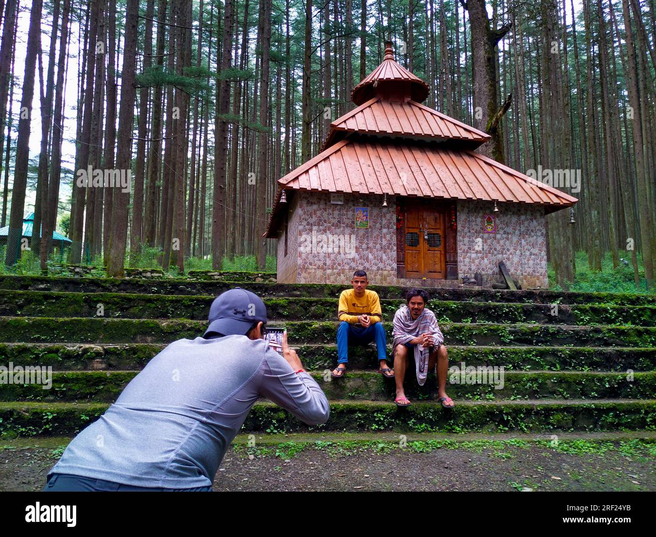 14. Oktober 2022. Uttarakhand Indien Menschen posieren in einem atemberaubenden Hindu-Tempel in einem Deodar-Wald, Uttarakhand, Indien. Stockfoto