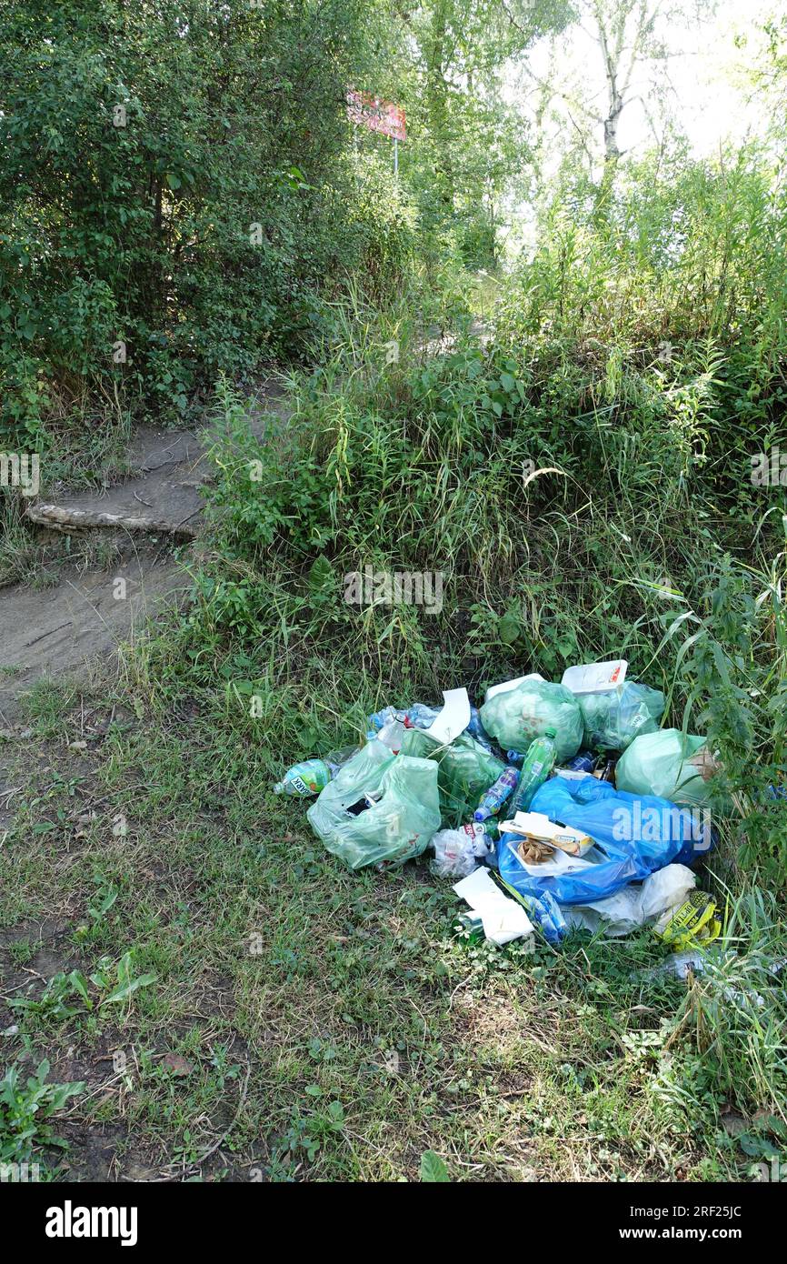 Verlassener Müll in einer sehr grünen Ecke der Natur Stockfoto