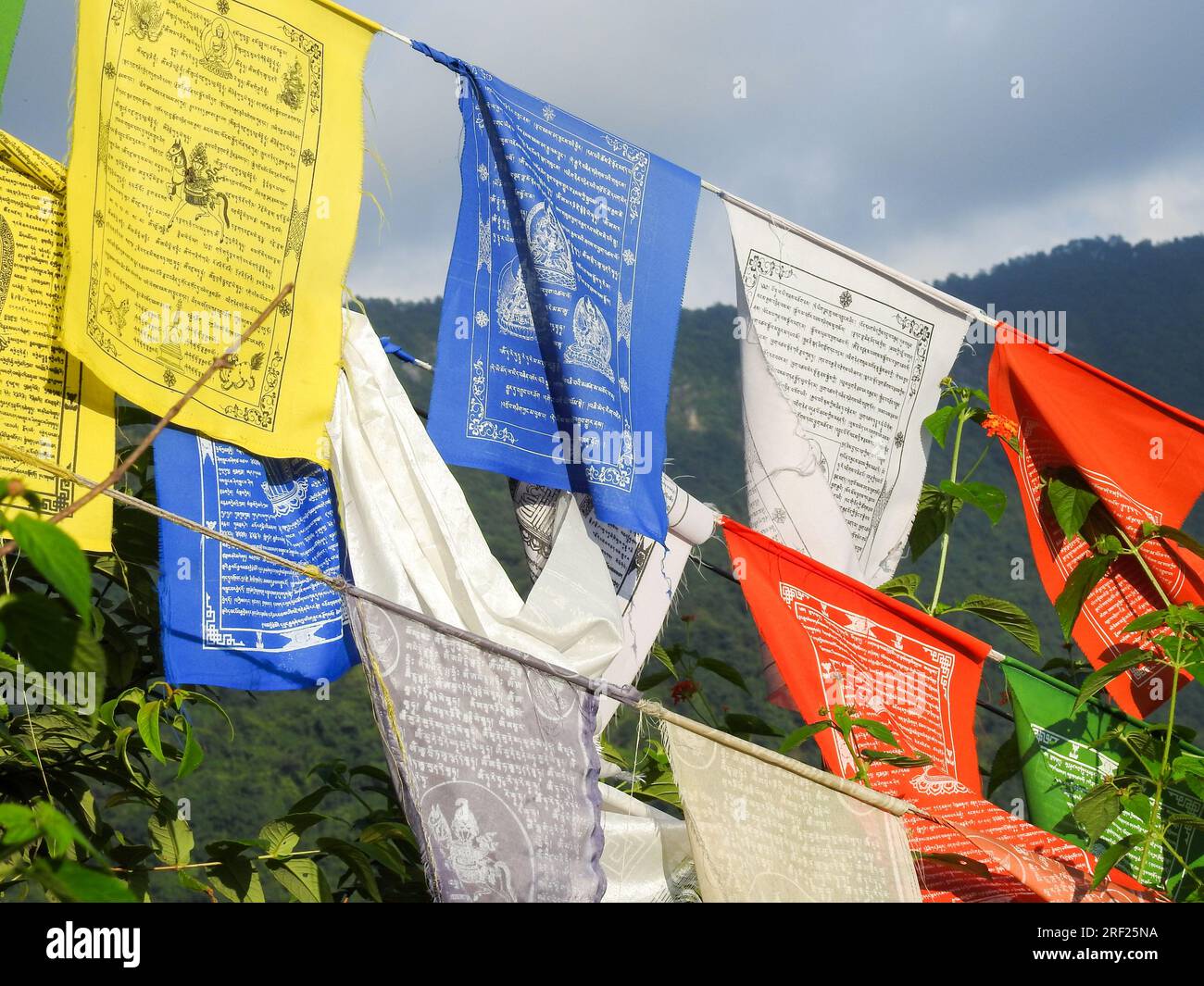 Datum: 14. Oktober 2022. Dehradun, Uttarakhand, Indien. Tibetische Gebetsflaggen schmücken die Himalaya-Wege und Gipfel. Farbenfrohe, rechteckige Stoffsegnungen. Stockfoto