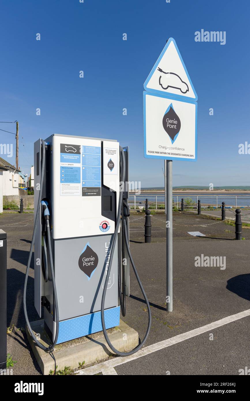 Ein Schnellladegerät für Elektrofahrzeuge von Genie Point auf dem Parkplatz in Appledore, Devon, England. Stockfoto