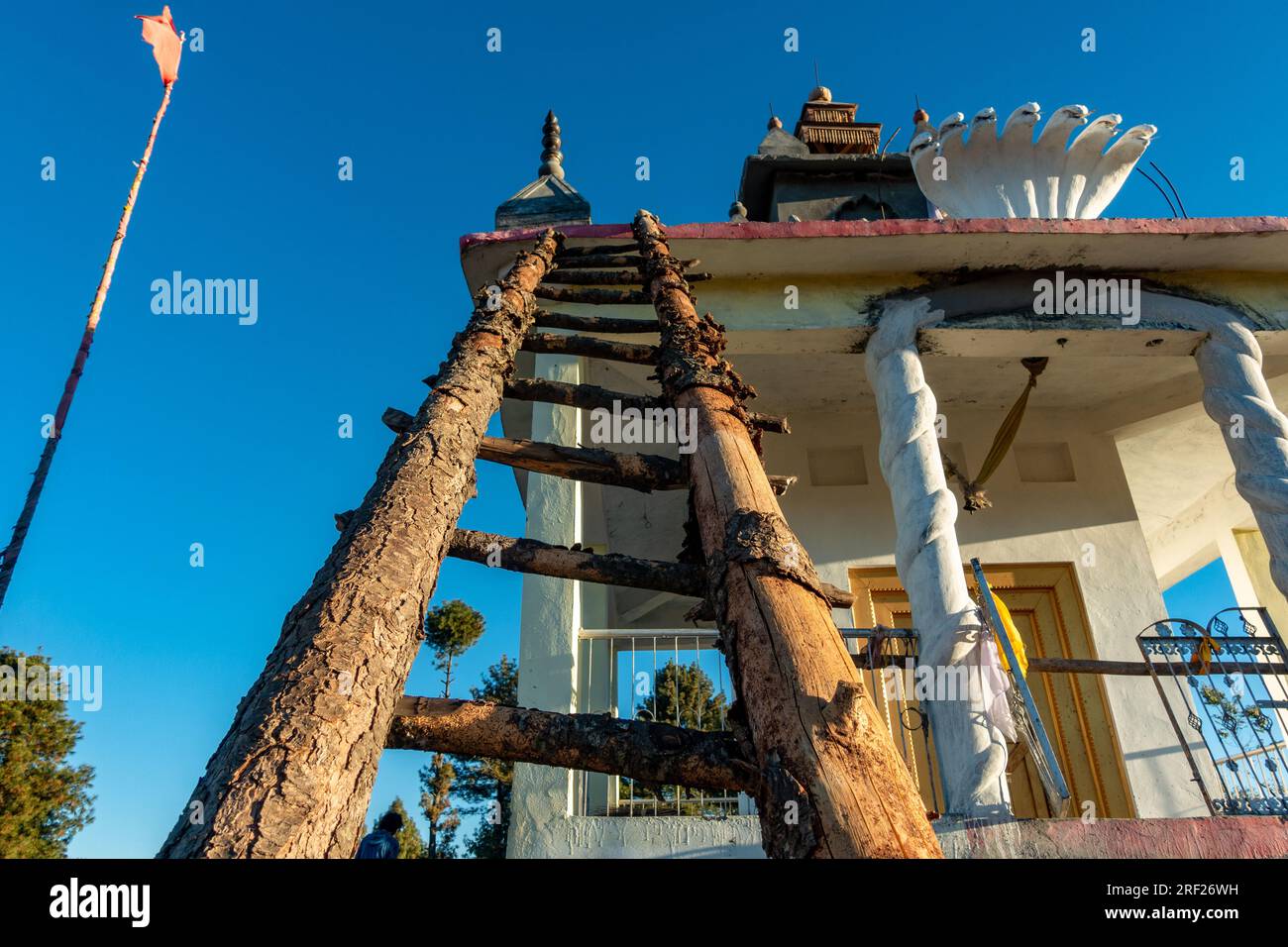 Traditioneller Hindu-Tempel in Uttarakhand, Indien, mit einzigartiger handgefertigter Leiter - im Bau. Kulturelles Erbe Stockfoto