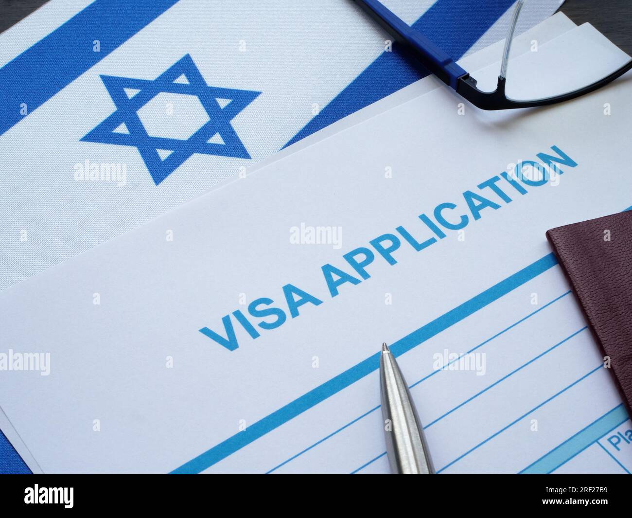Flagge Israels und ein Visumantragsformular. Stockfoto