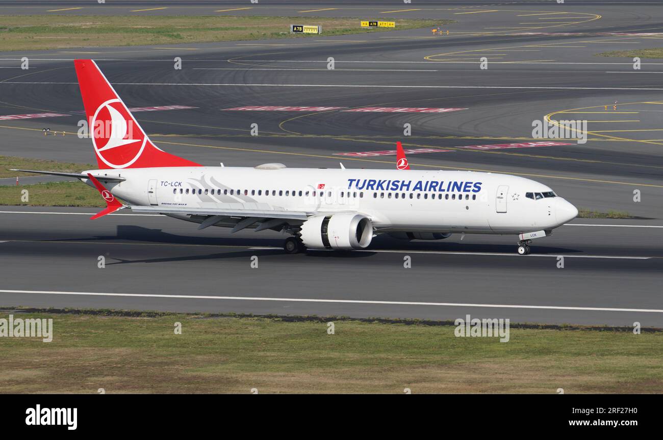 ISTANBUL, TURKIYE - 17. SEPTEMBER 2022: Turkish Airlines Boeing 737-8MAX (60053) Landung zum Istanbul International Airport Stockfoto