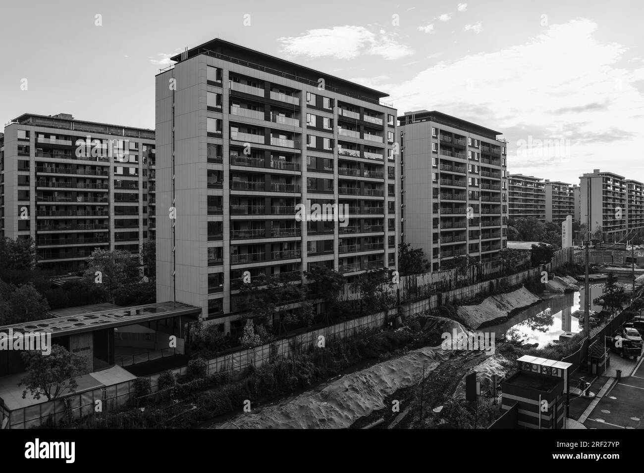 Das schwarz-weiße Apartmentgebäude. Stockfoto