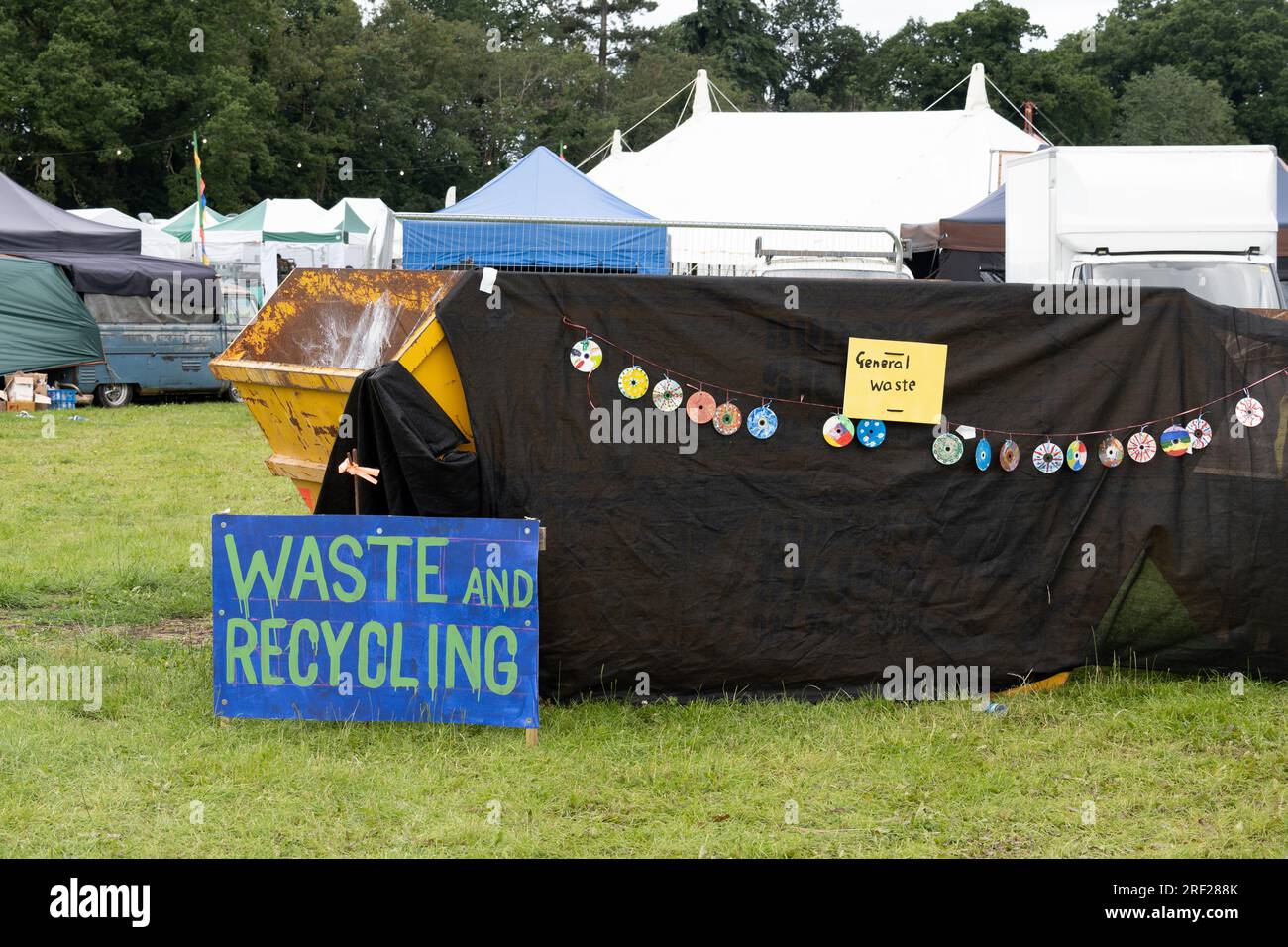 Abfall- und Recyclingbereich beim Warwick Folk Festival, Warwickshire, England, Großbritannien Stockfoto