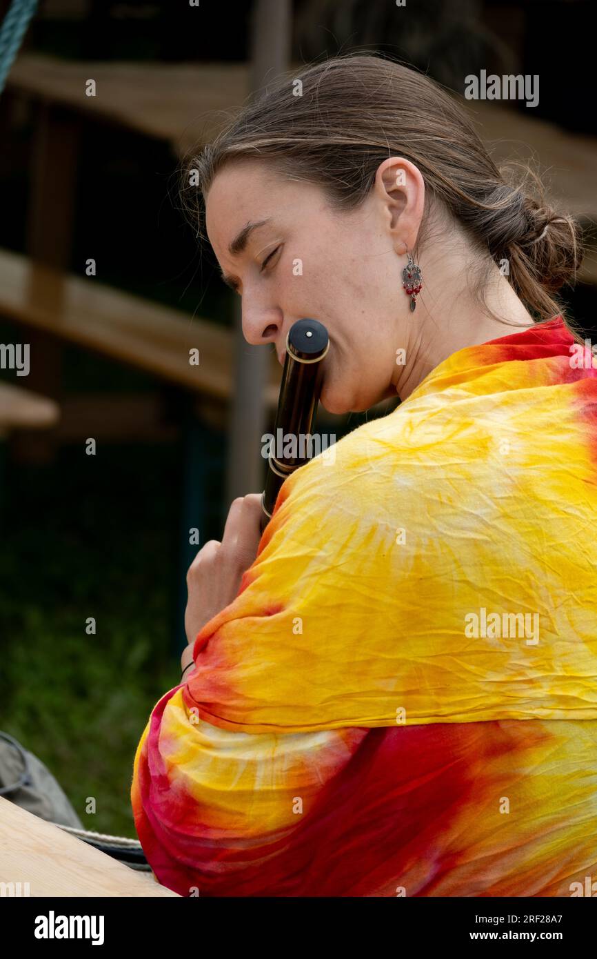 Eine Frau spielt Flöte beim Warwick Folk Festival, Warwickshire, Großbritannien Stockfoto
