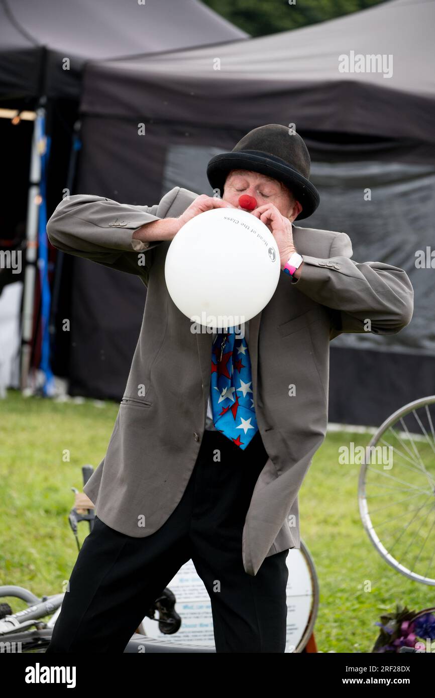 Ein Kinderunterhalter-Clown beim Warwick Folk Festival, Warwickshire, Großbritannien Stockfoto