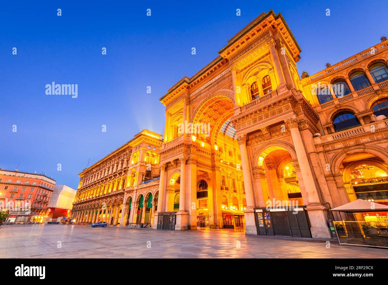 Mailand, Italien - Galerie Vittorio Emanuele auf dem Platz Piazza Duomo, Morgendämmerung beleuchtet. Stockfoto