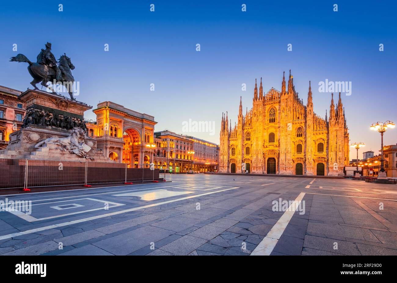 Mailand, Italien - Kathedrale Duomo di Milano und Vittorio Emanuele Galerie auf dem Platz Piazza Duomo, Morgendämmerung beleuchtet. Stockfoto