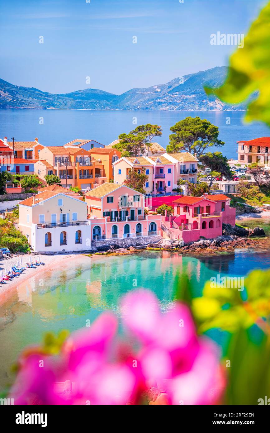 Assos, Griechenland. Malerisches Dorf Kefalonia, Ionische Inseln. Wunderschöne farbenfrohe Häuser und türkisfarbene Bucht. Stockfoto
