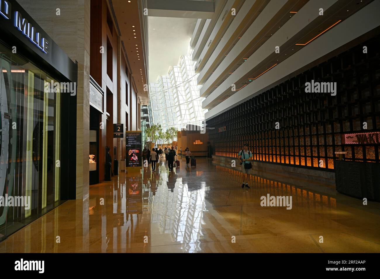 Singapur - 26. Juli 2023; Marina Bay Sands Hotel Interior Wall Vertical Panorama an einem heißen Sommertag, Singapur. Stockfoto