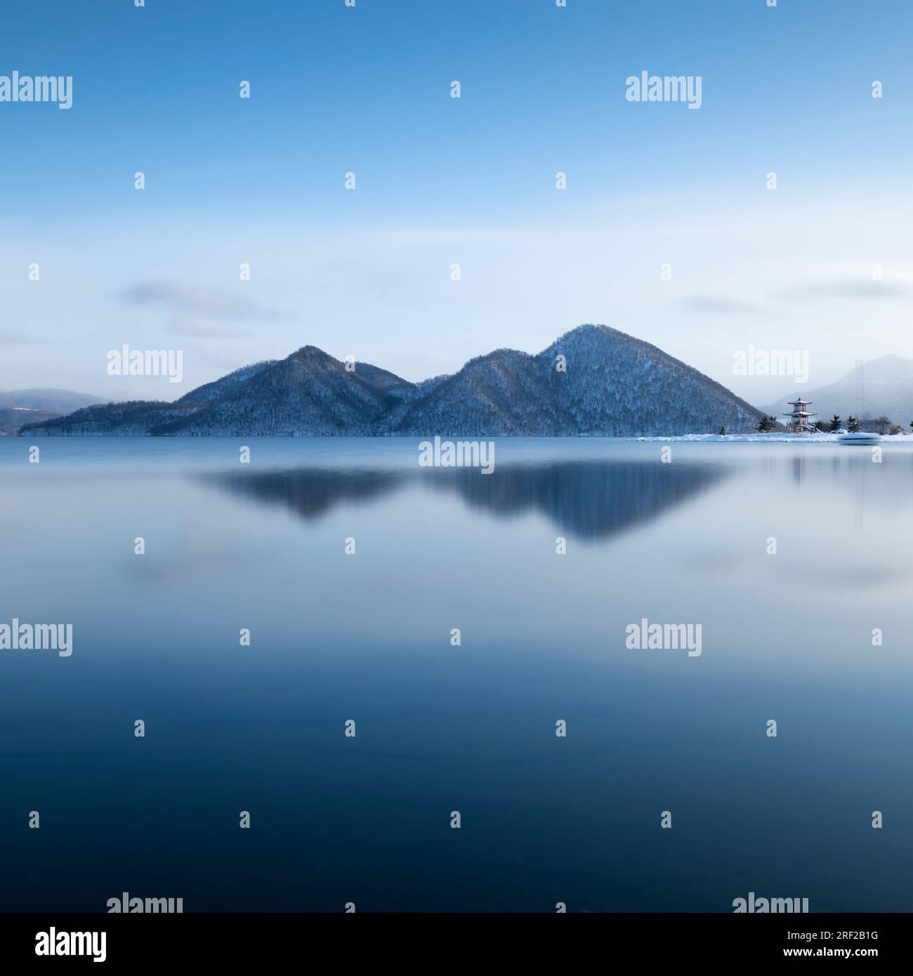 Langzeit-Winteraufnahme am Toya-See, Hokkaido, Japan Stockfoto