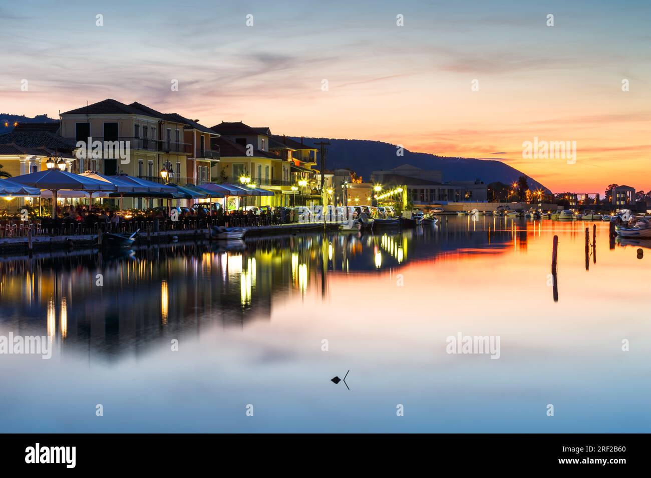 Coffee Shops und Restaurants im Hafen der Stadt Lefkada, Griechenland. Stockfoto