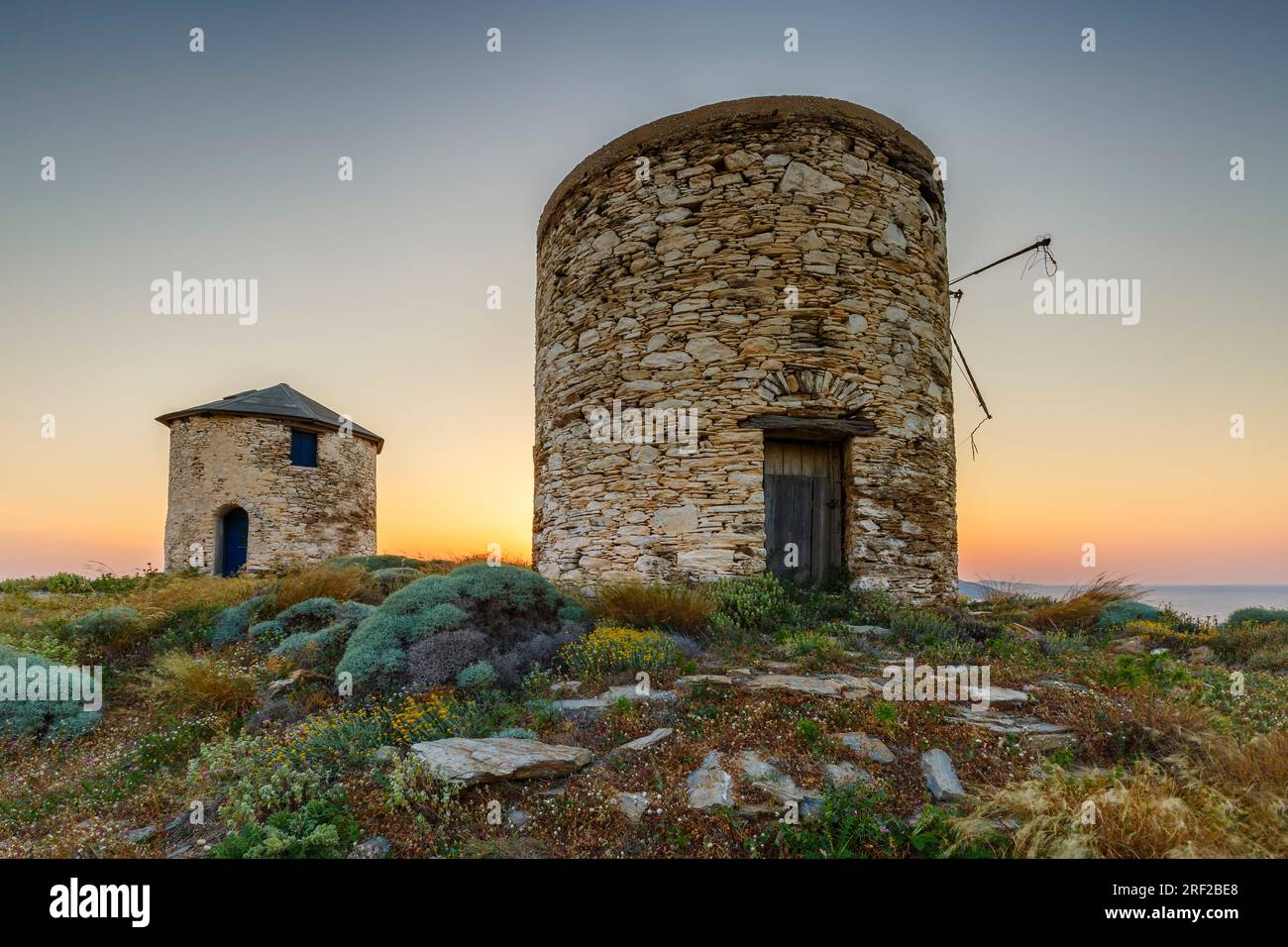 Alte traditionelle Windmühlen auf der Hauptinsel Fournoi Korseon. Stockfoto