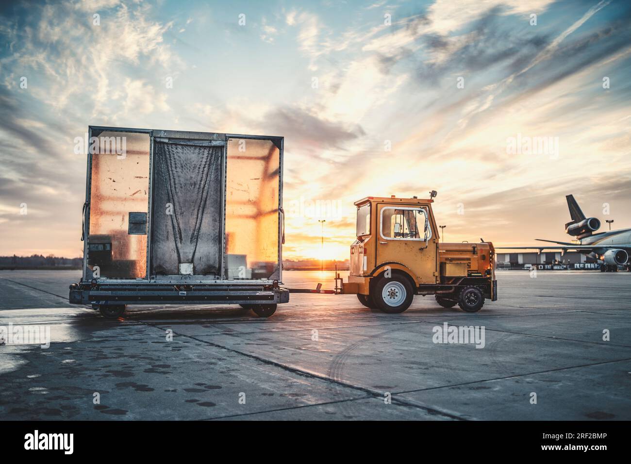 Sunrise Tug auf Asphalt am Flughafen Stockfoto